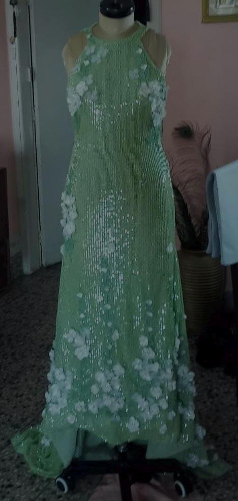 1 custom made gown embrodiery . Hand embrodiery hence some variances will occur